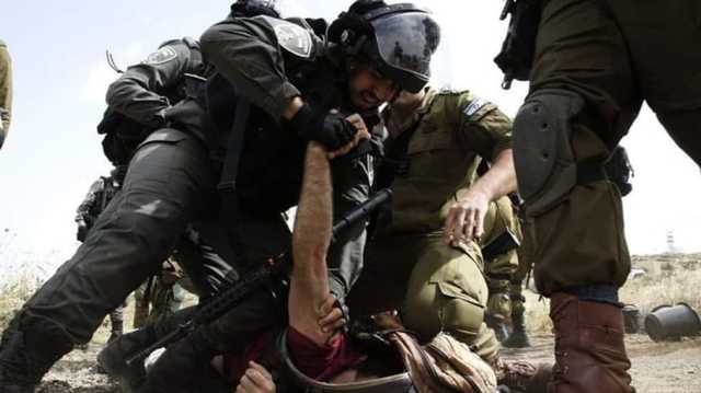 هآرتس: الجنود الإسرائيليون يوثقون وينشرون بفخر إيذاءهم للفلسطينيين