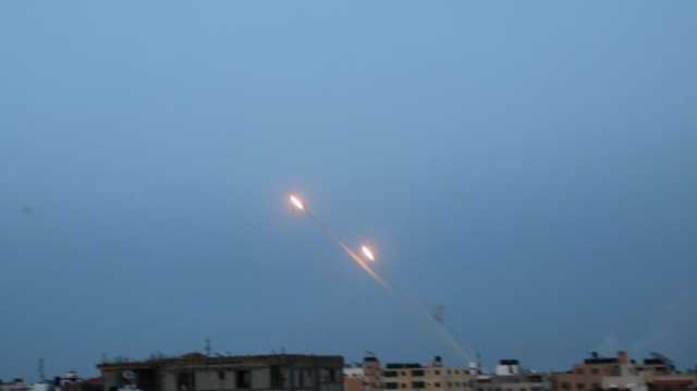إطلاق عشرات الصواريخ تجاه الاحتلال من غزة.. وصفارات الانذار في تل أبيب