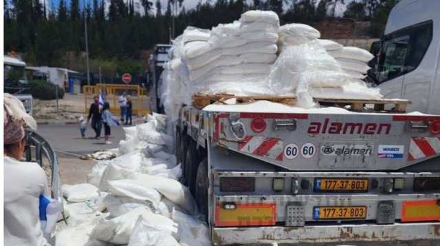 مستوطنون يهاجمون شاحنات مساعدات قادمة لغزة من الأردن (شاهد)