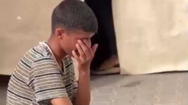 شاب فلسطيني فقد أفراد عائلته فلجأ إلى الله يصلي (شاهد)