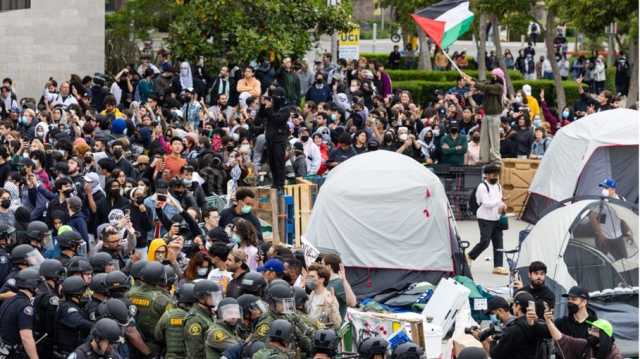 احتجاجاً على قمع المتضامنين مع فلسطين.. أكاديميون وطلبة يُضربون بجامعة كاليفورنيا (شاهد)