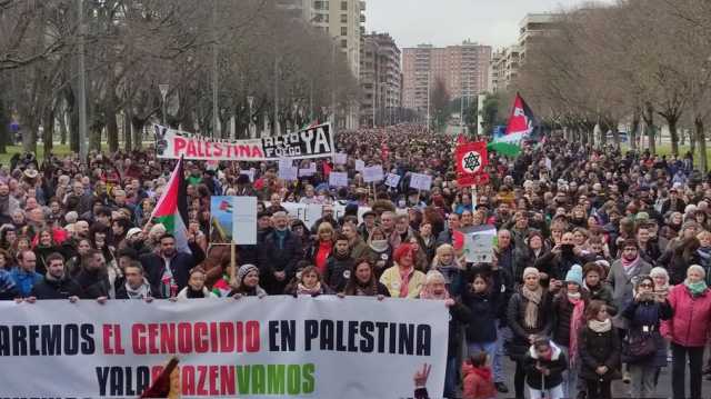 مشهد يحاكي الإبادة الجماعية في غزة ضمن فعاليات برشلونة لدعم فلسطين (شاهد)