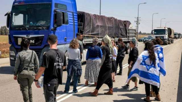 سائق أردني يمنع متطرفين إسرائيليين من اعتراض شاحنة مساعدات (شاهد)