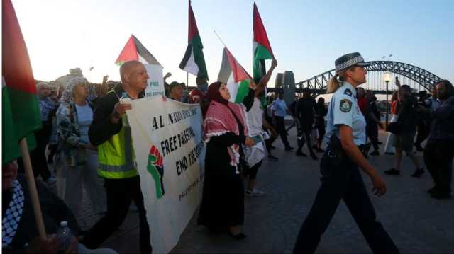 توقيف فتاة في أستراليا رفعت راية حزب الله في تظاهرة بسيدني