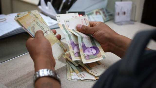 انخفاض قياسي للريال الإيراني أمام الدولار.. كم بلغت قيمته؟