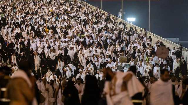 حجاج بيت الله الحرام يفدون إلى منى لرمي جمرة العقبة (بث مباشر)