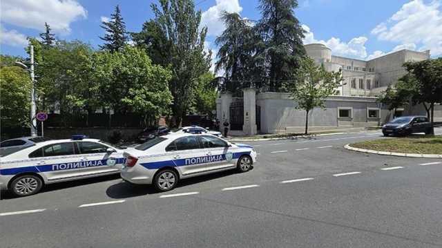 مقتل شخص بعد مهاجمته ضابط شرطة خارج السفارة الإسرائيلية بسهم في بلغراد