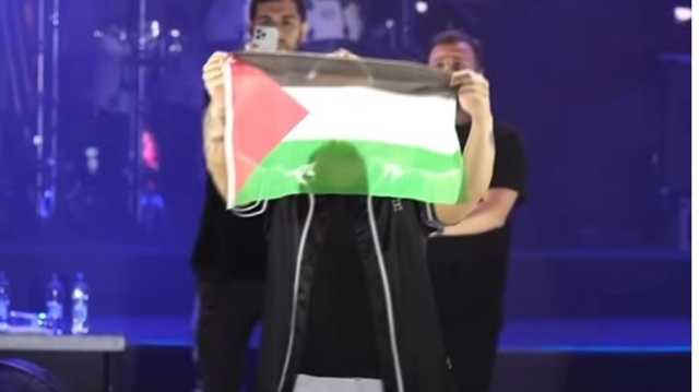 ليسمعنا نتنياهو.. مغني تركي يقبّل علم فلسطين ويتضامن مع غزة (شاهد)