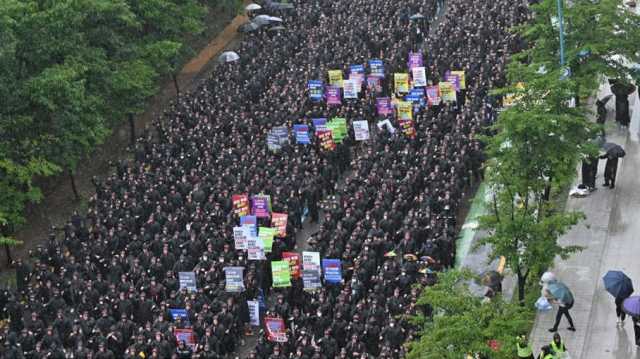 عشرات الآلاف من عمال سامسونغ يُضربون للمطالبة بزيادة الرواتب (شاهد)