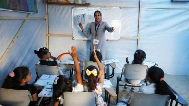 مدارس مؤقتة في مخيمات النزوح بغزة تتحدى الحرب (شاهد)