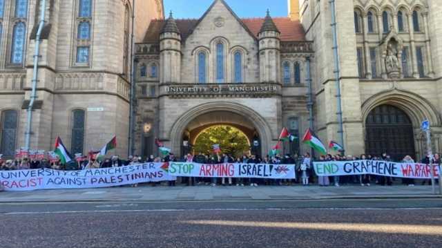 هكذا احتفل طلاب جامعة مانشستر المتضامنون مع فلسطين بتخرجهم (شاهد)