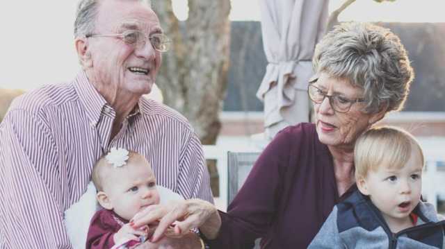 السويد تمنح الأجداد إجازة مدفوعة الأجر لرعاية أحفادهم
