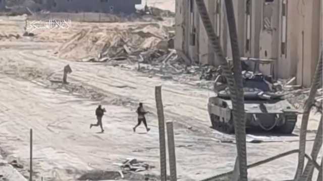 توثيق معارك قوية مع الاحتلال في رفح.. مقاومان يهاجمان دبابة (شاهد)