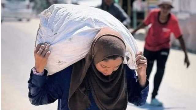 تشبه جمل المحامل.. تفاعل واسع مع صورة مؤثرة لسيدة فلسطينية في غزة