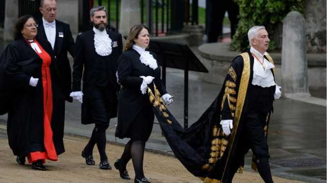 جرّ رئيس مجلس النواب البريطاني إلى كرسيه عنوة بعد انتخابه.. ما القصة؟ (شاهد)
