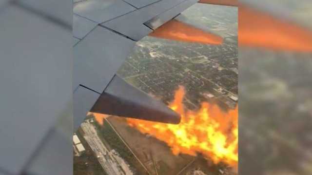 النيران تلتهم محرك طائرة ركاب على علو 3 آلاف قدم.. لحظات مرعبة (شاهد)