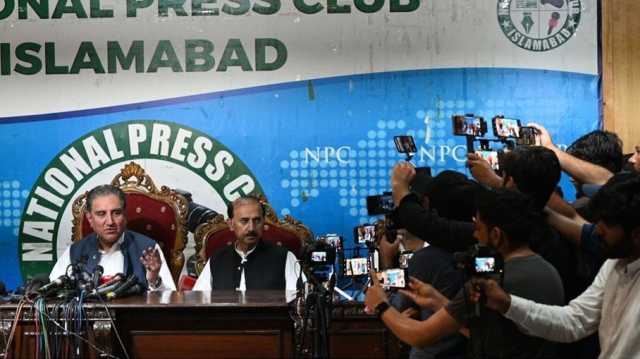 باكستان توقف نائب عمران خان بعد مؤتمر صحفي انتقد الحكومة
