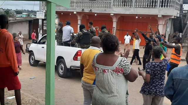 احتفالات في الغابون بعد الإطاحة بالرئيس بونغو.. والجيش يضعه قيد الإقامة الجبرية (شاهد)