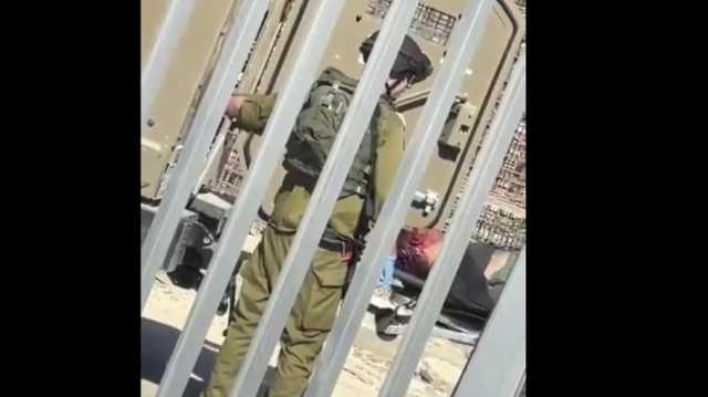 فلسطيني يهاجم حارس مستوطنة بـشاكوش ويستولي على سلاحه (شاهد)