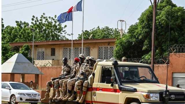 ماكرون يتهم المجلس العسكري في النيجر باحتجاز سفير باريس