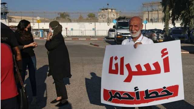 الأسرى الفلسطينيون في سجون الاحتلال يعلقون إضرابهم عن الطعام