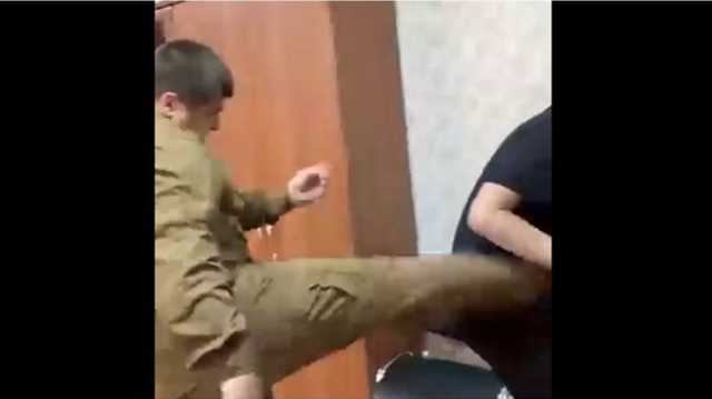 قديروف ينشر مقطعا لابنه وهو ينهال بالضرب على رجل لـحرقه المصحف