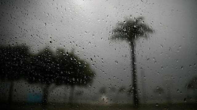 أمطار غزيرة مصحوبة برياح شديدة تضرب محافظة الطائف السعودية (شاهد)