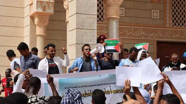 وقفة احتجاجية أمام المسجد السعودي في نواكشوط رفضا للتطبيع (شاهد)