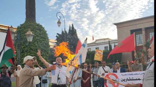 حرق علم الاحتلال بوقفة غاضبة ضد التطبيع أمام برلمان المغرب (شاهد)