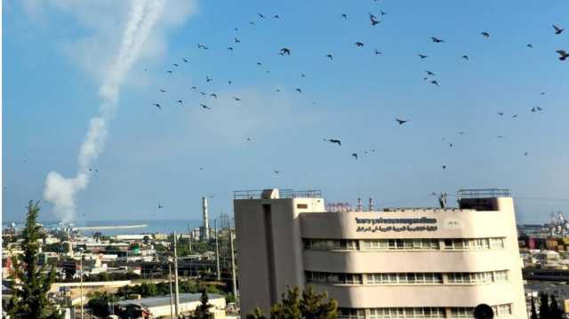 رشقات صاروخية على حيفا وطبريا.. والاحتلال يرتكب مجازر بقرى لبنانية (شاهد)