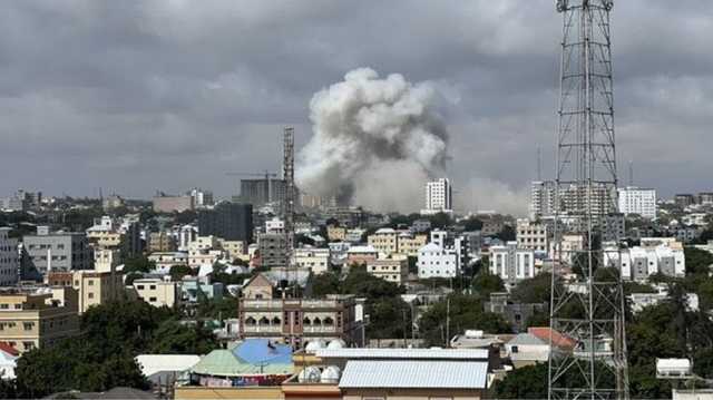 أكثر من 30 بين قتيل وجريح في تفجير انتحاري وسط الصومال (شاهد)
