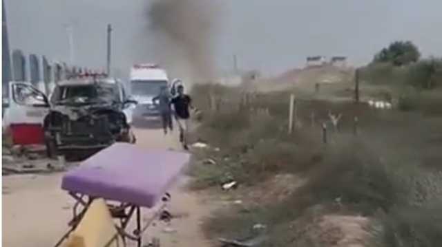 لحظة استهداف الاحتلال سيارة إسعاف شمال قطاع غزة (شاهد)