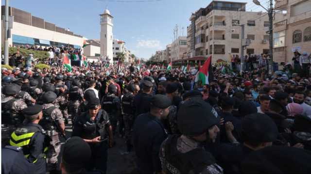 اشتباكات بين الأمن والمتظاهرين في محيط سفارة الاحتلال في الأردن (شاهد)