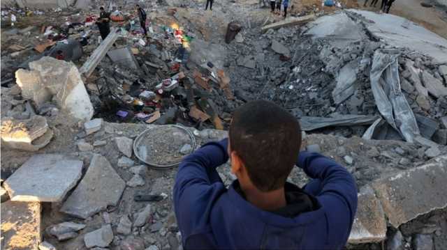 أشبه بأفلام الرعب.. مشاهد من قصف إسرائيلي على منطقة سكنية بغزة (شاهد)