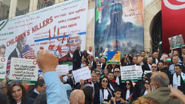 محامون تونسيون يتظاهرون بزيهم الرسمي تضامنا مع الشعب الفلسطيني