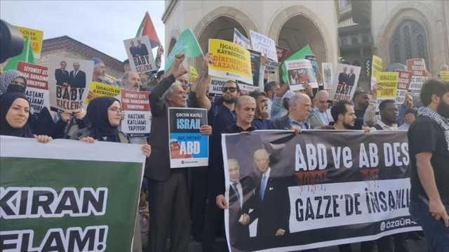 أتراك يحتجون أمام قنصلية فرنسا بإسطنبول تنديدا بدعمها للعدوان على غزة