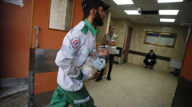 رضيع من غزة يبحث عن علاج بعد إصابته بقصف للاحتلال.. بُترت يده