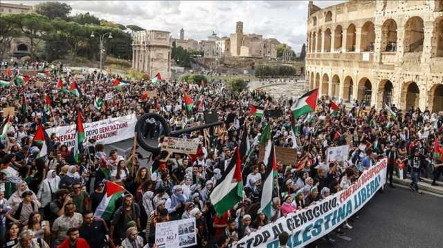 الآلاف يهتفون نصرة لفلسطين في إيطاليا.. نزعوا علم الاحتلال (شاهد)