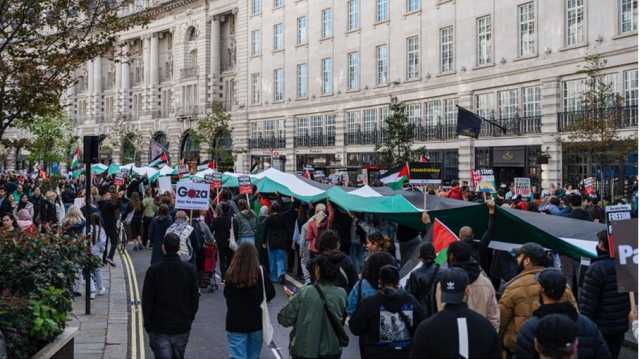 وزيرة داخلية بريطانيا تهاجم مسيرات فلسطين وتلوح بتعديل قانون التظاهر