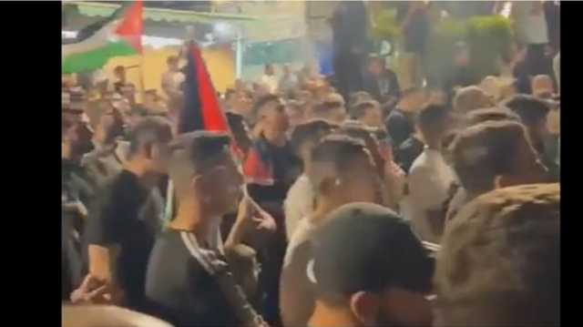 حشود تستمع لكلمة أبو عبيدة بساحة في طولكرم.. وهتافات للضيف (شاهد)