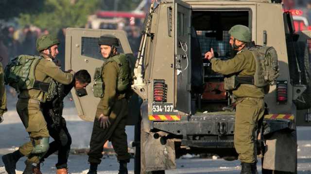 فلسطيني يوثق في بث مباشر التنكيل به على يد قوة الاحتلال بالضفة (شاهد)