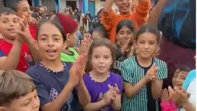 عهد الله ما نرحل.. أطفال غزة يواجهون آلة الموت الإسرائيلية بالغناء (شاهد)