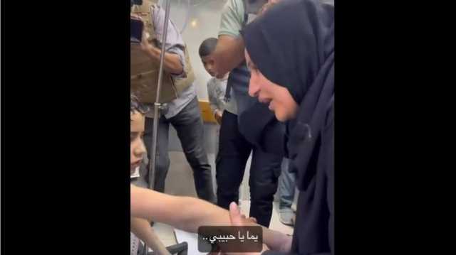 أم فلسطينية تتفاجأ بنجاة طفلها من قصف الاحتلال في غزة (شاهد)