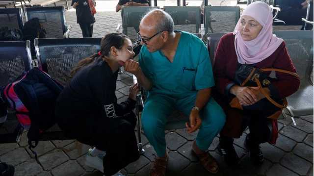 سأبقى لأجل الجرحى.. طبيب فلسطيني يرفض مغادرة غزة مع عائلته (شاهد)