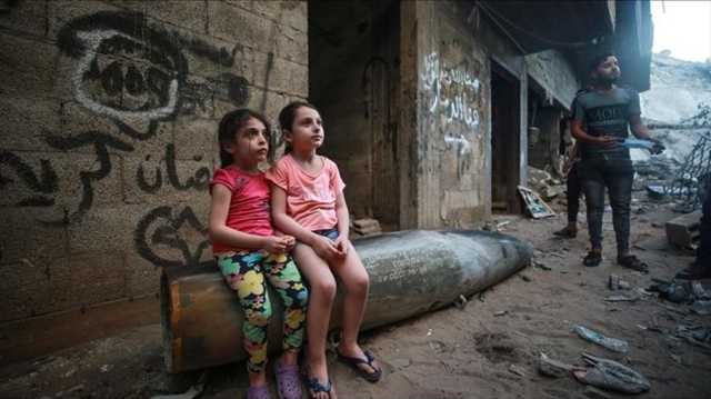 مشهد مؤثر لطفلة بغزة تنهار من صوت الرعد.. ظنته قصفا للاحتلال (فيديو)