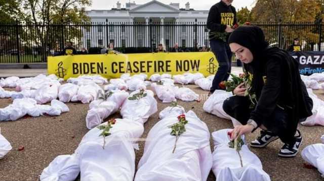 جثامين رمزية وورود حمراء.. مظاهرة أمام البيت الأبيض تطالب بوقف العدوان على غزة