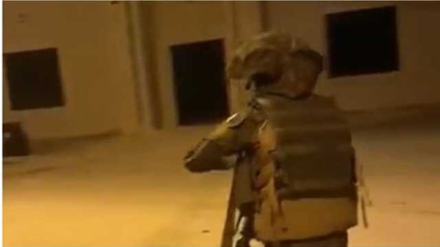 جندي إسرائيلي ينتهك حرمة مسجد في الضفة عند الأذان.. شاهد ما فعل فيديو