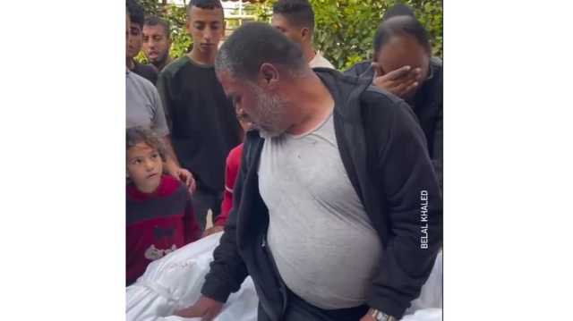 فلسطيني يودع نجله الشهيد: خليك شفيع ليوم القيامة يابا (فيديو)