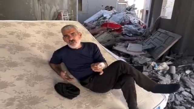 مش حأطلع من بيتي غير جثة.. فلسطيني من غزة يتحدى الاحتلال فوق أنقاض منزله (شاهد)