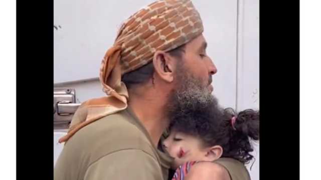 روح الروح.. تفاعل حزين مع وداع أب فلسطيني طفلته الشهيدة (فيديو)
